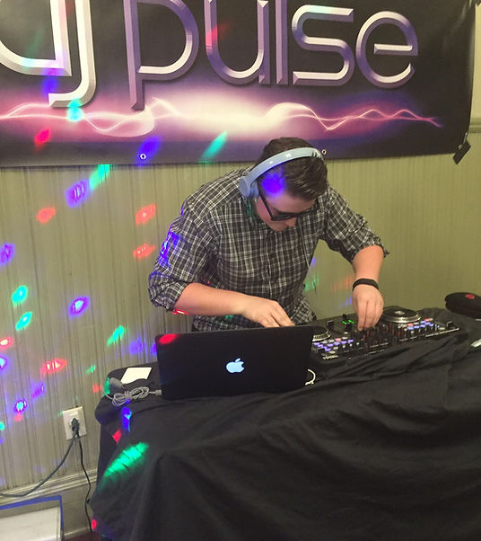 dj pulse mixing live