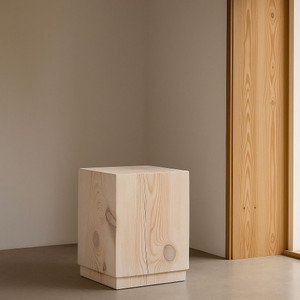 Cubo Side Table
15 x 15 x 19.5 H inches
White Wash Finish